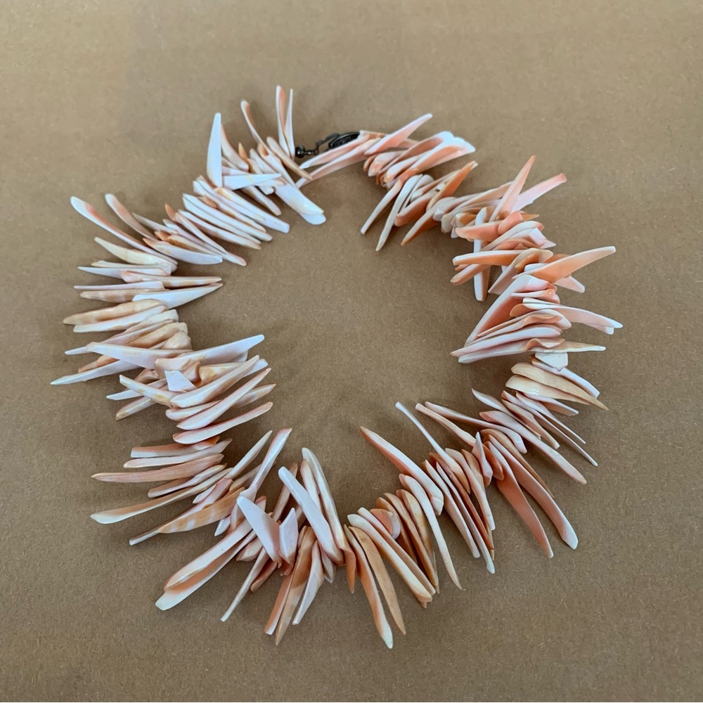 Y2K Shell Necklace - Picture 2 of 3
